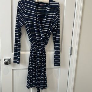 Women’s Vineyard Vines Navy Blue Stripe V-Neck Dress with tie waist.